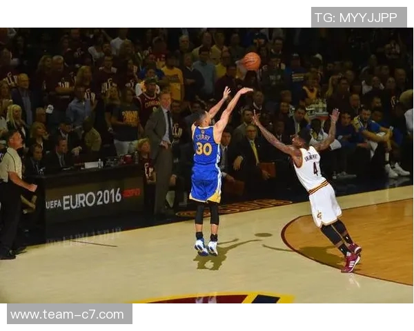 库里生涯第111次半场得分20并贡献5记三分球超越利拉德64次成就辉煌 库里生涯第111次半场得分20并贡献5记三分球超越利拉德64次成就辉煌